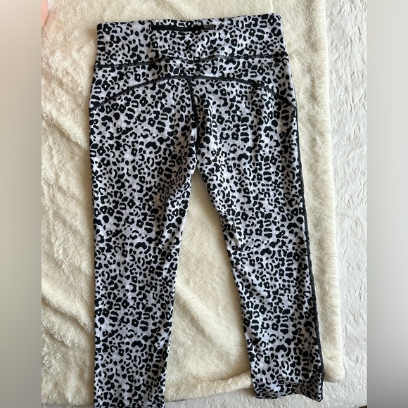 Nike Leopard print capri S size black and white - Picture 4 of 5